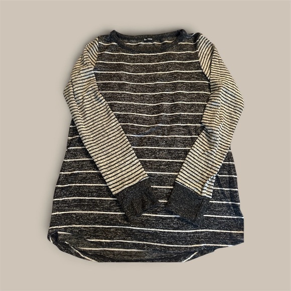 Pink Clover Tops - Pink Clover Black and Cream Knit Top